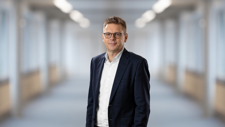 Portrait picture of Dr Mats Gökstorp, chairman of the executive board at SICK AG.